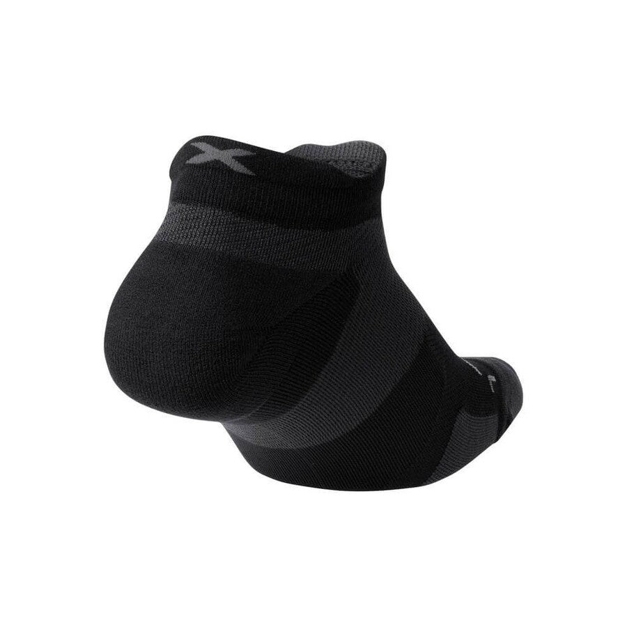 2XU Vectr Socks | Light Cushion | No Show | Black / Titanium